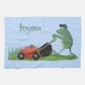 Funny green frog mowing grawn cartoon theedoek (Horizontaal)