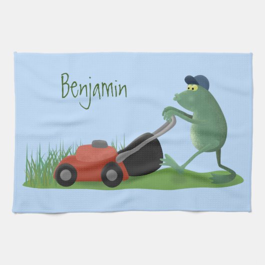 Funny green frog mowing grawn cartoon theedoek (Horizontaal)