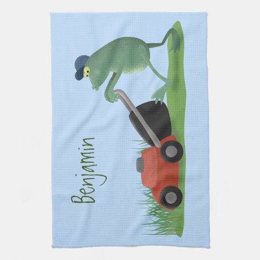 Funny green frog mowing grawn cartoon theedoek (Verticaal)