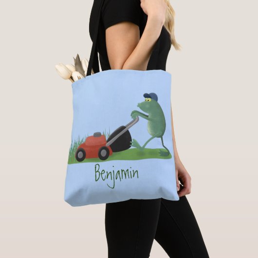 Funny green frog mowing grawn cartoon tote bag (Dichtbij)