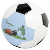 Funny green frog mowing grawn cartoon voetbal (Drie kwart)