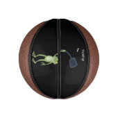 Funny green frog swatting fly cartoon basketbal (Verticaal)