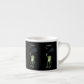 Funny green frog swatting fly cartoon espresso kop (Rechts)
