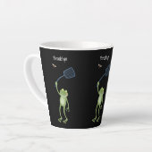 Funny green frog swatting fly cartoon latte mok (Linkerhoek)