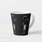 Funny green frog swatting fly cartoon latte mok (Rechterhoek)