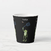 Funny green frog swatting fly cartoon latte mok (Voorkant)
