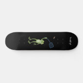 Funny green frog swatting fly cartoon persoonlijk skateboard (Horizontaal)