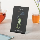 Funny green frog swatting fly cartoon reclamebord met voetstuk (Insitu)