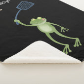 Funny green frog swatting fly cartoon sherpa deken (3/4)