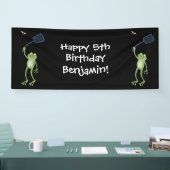 Funny green frog swatting fly cartoon spandoek (Beurs)