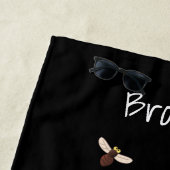 Funny green frog swatting fly cartoon strandlaken (In situ)