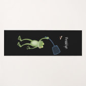 Funny green frog swatting fly cartoon yogamat (Voorkant (horizontaal))