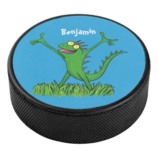 Funny green glimlach animated iguana lizard hockey puck (3/4)