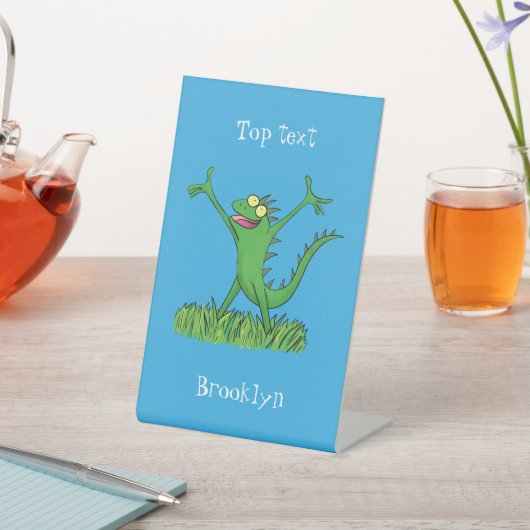Funny green glimlach animated iguana lizard reclamebord met voetstuk (Insitu)
