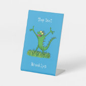 Funny green glimlach animated iguana lizard reclamebord met voetstuk (Voorkant)