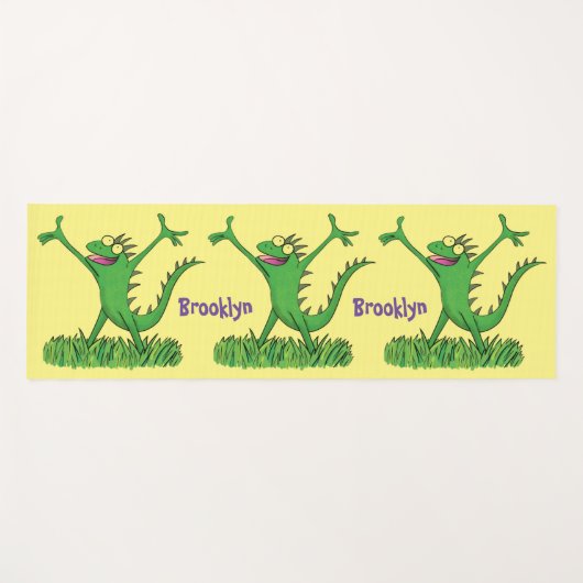 Funny green glimlach animated iguana lizard yogamat (Voorkant (horizontaal))