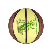 Funny green praing mantis cartoon illustratie basketbal (Verticaal)
