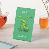 Funny green praying mantis cartoon illustration reclamebord met voetstuk (Insitu)