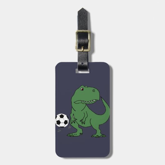 Funny Green T-rex Dinosaur die voetbal speelt Bagagelabel (Voorkant verticaal)