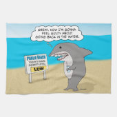 Funny Guilty Shark op strand Theedoek (Horizontaal)