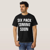 Funny gym shirt: Six Pack Binnenkort beschikbaar T-shirt (Voorkant volledig)
