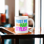 Funny Hair Stylist Koffiemok<br><div class="desc">Een grappig geschenk voor een schoonheidsspecialist die net afgestudeerd is aan cosmetologie school en haar snijdt in een salon. Een kleine haarstylist humor. Geloof me, ik ben een Haarstylist geschreven in leuke, heldere neonkleuren. Koel 80-stijl.</div>