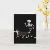 Funny Halloween Bernese Mountain Dog And Skeleton  Kaart (Gele Bloem)