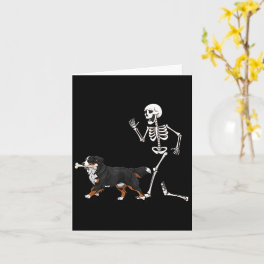 Funny Halloween Bernese Mountain Dog And Skeleton  Kaart (Gele Bloem)