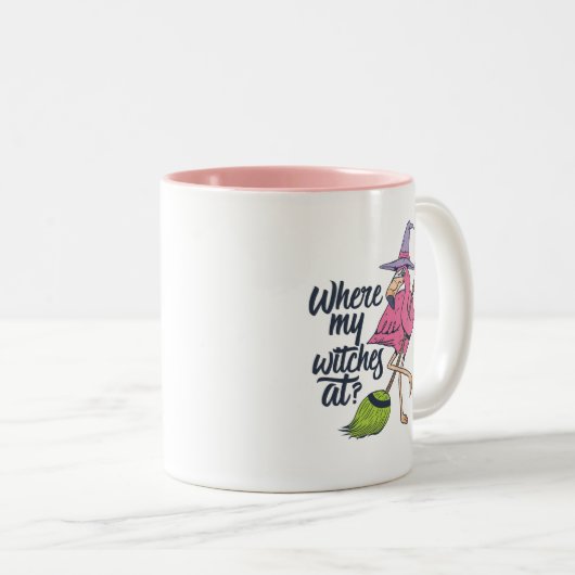 Funny Halloween Pink Flamingo, waar mijn heksen op Tweekleurige Koffiemok (Voorkant rechts)