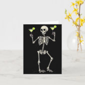Funny Halloween Skeleton Drinking Margarita Tail  Kaart (Gele Bloem)