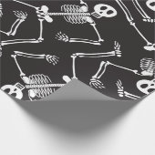 Funny Halloween Skeletons Cadeaupapier (Hoek)