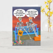 Funny Halloween Skeletons op Bench Kaart (Gele Bloem)