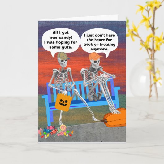 Funny Halloween Skeletons op Bench Kaart (Gele Bloem)