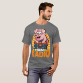 Funny Ham Radio Pig op de radio van de brievenbus  T-shirt (Voorkant volledig)