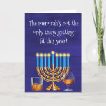 Funny Hanukkah Menorah Cocktails Drink Feestdagen Kaart<br><div class="desc">Dit ontwerp is gemaakt van mijn één-van-een-soort vloeibaar acrylschilderij. Het kan worden gepersonaliseerd door op de knop Aanpassen te klikken en de naam, initialen of woorden te wijzigen. U kunt de tekstkleur en de stijl ook veranderen of de tekst voor een slechts ontwerp van het afbeelding schrappen. Neem contact met...</div>