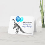 Funny Happy Birthday | Ouderdom Kaart<br><div class="desc">Een grappige moderne verjaardagskaart met een skeletdinosaurus die een paar blauwe ballonnen draagt met de titel "WELL DONE - omdat hij vele jaren geleden is geboren!". In het bericht staat Happy Birthday. Al tekst kan worden gepersonaliseerd.</div>