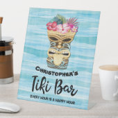 Funny Happy Hour Monogrammed Tiki Bar Reclamebord Met Voetstuk (Insitu)