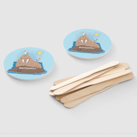 Funny happy walrus cartoon illustratie handwaaier (Niet-gemonteerd)