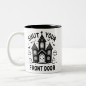 Funny Haunted Castle Mugs – “Shut Your Front Door” Tweekleurige Koffiemok (Links)