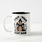 Funny Haunted Castle Mugs – “Shut Your Front Door” Tweekleurige Koffiemok (Links)