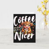 Funny Highland Cow Coffee Makes Me Nicer Quote Hum Kaart (Gele Bloem)