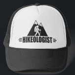 Funny Hiking Trucker Pet<br><div class="desc">HIKEOLOGIST. Een humoristische titel voor iemand die van wandelend houdt - en die een gevoel van humor heeft. Maakt een uniek en grappig geschenk voor een fietser, een reiziger, een bergbeklimmer. Een zwart-wit ontwerp met hoge, sneeuwklapte bergen op de achtergrond en een wandelaar met rugzak op de voorgrond. Zoek meer...</div>