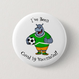 Funny hippo soccer player cartoon ronde button 5,7 cm