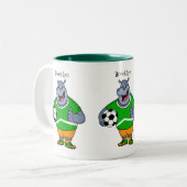 Funny hippo soccer player cartoon tweekleurige koffiemok (Voorkant links)