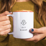 Funny Holiday Quote krijgt 't minimalistisch Tweekleurige Koffiemok<br><div class="desc">Funny Holiday mok lezen WORD GEBAKKEN met een minimalistisch kerstkoekje hierboven. Het eenvoudige typografische ontwerp maakt dit een stijlvol, schattig vriendje of echtgenoot cadeau of kous stuffer voor kerstochtend! Snip en lach met onze 'Get Baked' Mok! ☕ Voeg je aangepaste twist toe aan dit minimalistische ontwerp onder EDIT. Maak je...</div>