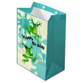 Funny Hoppy Birthday Frog Med Gift Bag Medium Cadeauzakje (Voorkant Gekanteld)