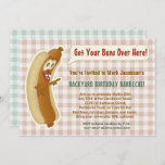 Funny Hot Dog Barbecue Birthday Party Buns Joke Kaart<br><div class="desc">Met deze gekke uitnodigingen vieren we een verjaardagsfeest of een leuke uitzending. Ze bevatten een cartoon hotdog gezegde, "Haal je Buns hier!" Dan nemen zij ruimte voor al uw partijdetails op. De achtergrond is lichtbruine gingham, met een lichtgroene gingham op de achterkant. Gebruik het persoonlijke veld om aan te passen....</div>