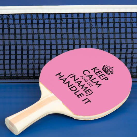 Funny houdt kalm en pakt het roze tafeltennis aan tafeltennisbatje (Insitu)