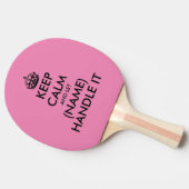 Funny houdt kalm en pakt het roze tafeltennis aan tafeltennisbatje (Zijkant)