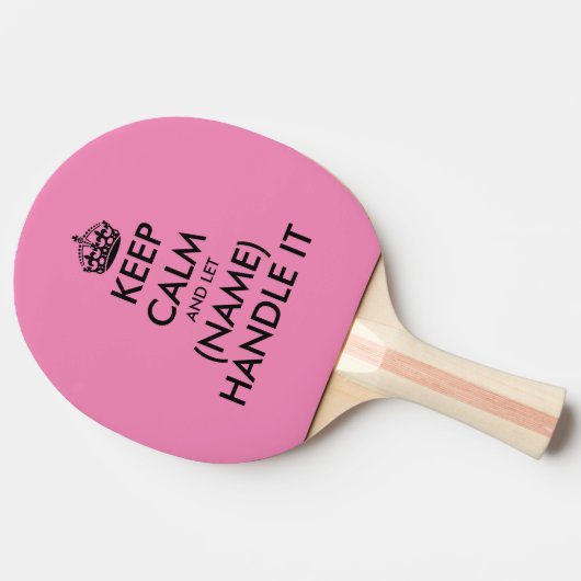Funny houdt kalm en pakt het roze tafeltennis aan tafeltennisbatje (Zijkant)